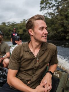 On the way to Angel Falls, we traveled by boat through the jungle in Canaima National Park 🌿. The views were amazing.. big cliffs, thick trees, and the river all around us 💦. We stopped a few times and saw some really interesting insects. The whole trip felt wild and unforgettable 😮!!

#travel #traveltips #travelgoals #explore