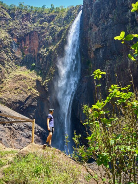 Standing in front of Wallaman Falls 😮ℹ️ Wallaman Falls, located in Girringun National Park, is the tallest single-drop waterfall in Australia - plunging about 268 meters straight down into the gorge below. And yes, it's even more powerful in real life than in photos 😲!!You can enjoy the view from the lookout or hike down to the bottom if you're up for a bit of adventure. Just keep in mind: at the bottom, in front of the waterfall, there are a lot of flies. So you might want to come prepared 🤣#travel #travelinfluencer