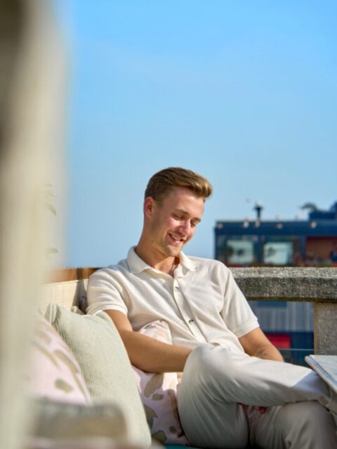 If you're in Istanbul, here are a few things I truly think you shouldn't miss 👇👉 Watching the sunset over the Bosphorus and just standing there for a minute 🤩 👉 Getting lost in the little streets without checking your phone 😋 👉 Sitting down for Turkish tea and taking your time 🫖 👉 Stepping inside a mosque and feeling how much history this city holds 😯 👉 And taking a slow lunch break at Four Seasons Hotel Istanbul at Sultanahmet 🤤#travel #travelinfluencer