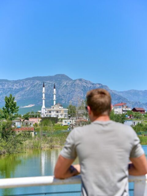 Spent a couple of days in Durrës 🇦🇱 Beach walks, sea breeze, and slow mornings by the water. From there, I took short trips to Krujë. Exploring Krujë Castle with its stunning mountain views and walking through the beautiful old bazaar ✨After that, I took a quick stop at Kamëz & Paskuqan with a good view of the mosque 🙌🏻 #travel #travelinfluencer