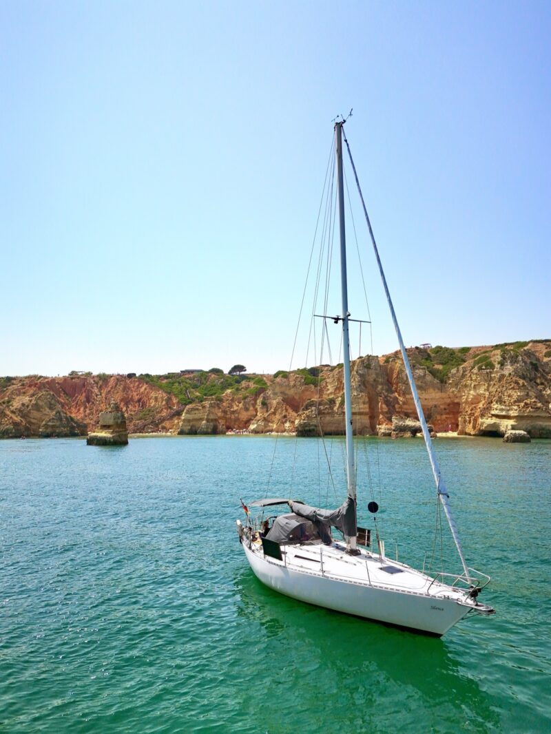 Segelboot in türkiser Bucht — Best Activities While Sailing