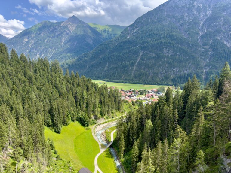 Alpental mit Bergdorf Drohnenaufnahme