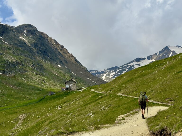 Wanderer auf dem Weg zur Berghütte in den Alpen