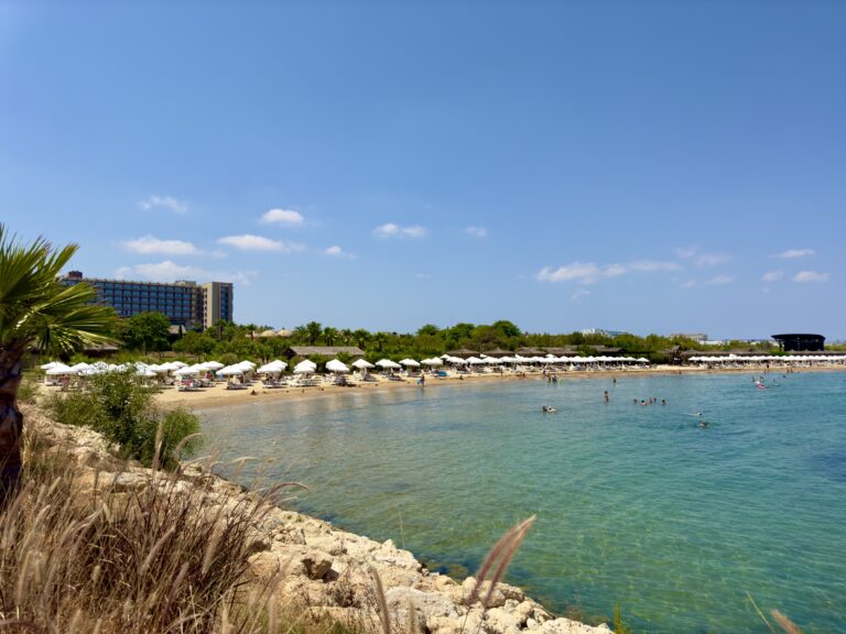 Strand in Nordzypern türkises Mittelmeer