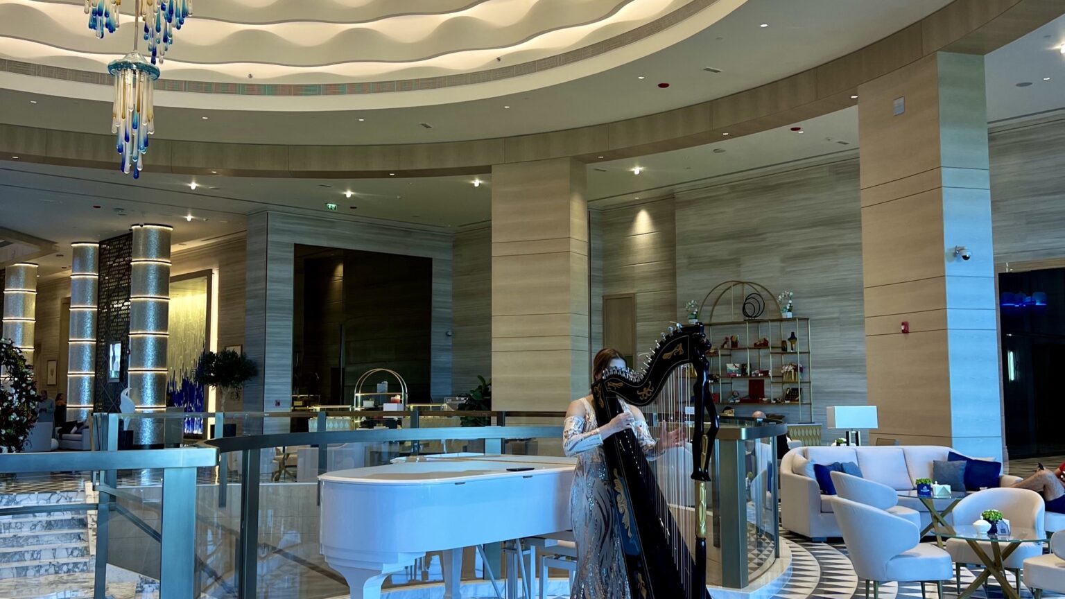 Abu Dhabi Reisebericht — Luxus, Wüste & Kultur