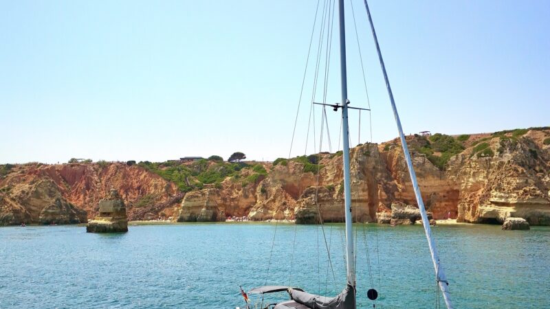 Segelboot in türkiser Bucht — Sailing Activities