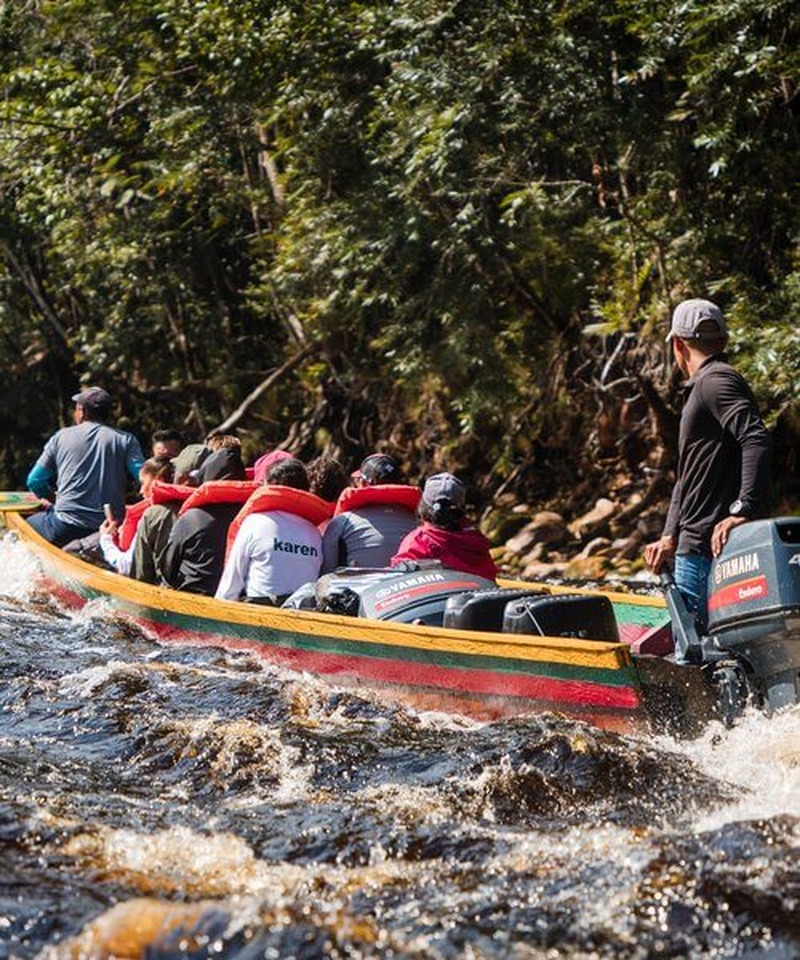 Motorboot auf dem Carrao-Fluss Richtung Canaima — Pemón-Tour Angel Falls
