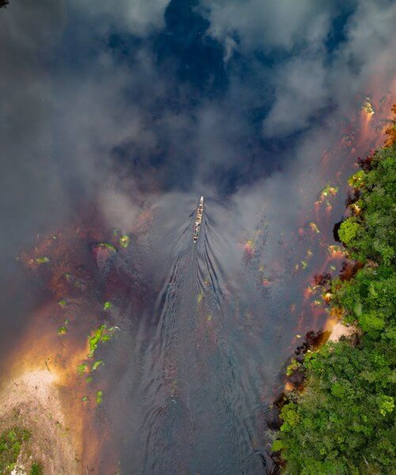 Drohnenaufnahme über Venezuela Dschungelfluss — Canaima Reisebericht