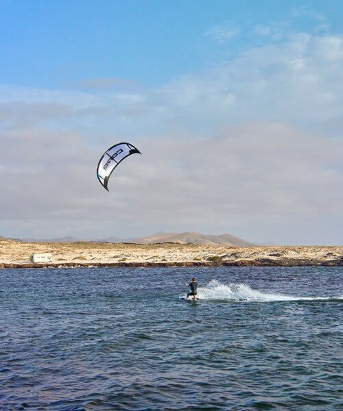 Kitesurfen bei starkem Wind