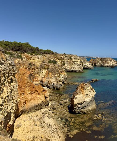 Versteckte Felsbucht an der Algarve