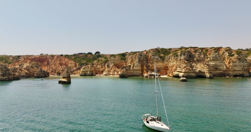Segelyacht vor der Algarve-Küste Portugal