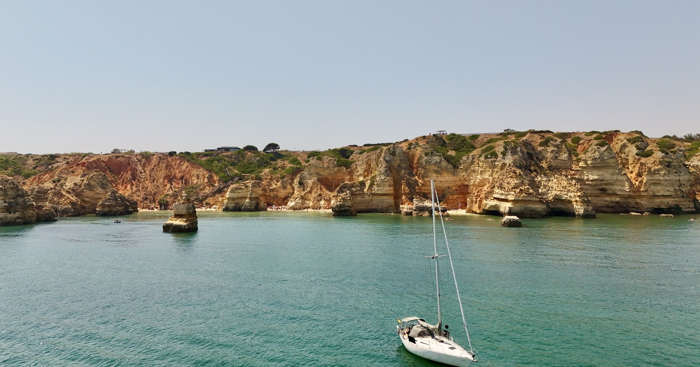 Segelyacht vor der Algarve-Küste Portugal