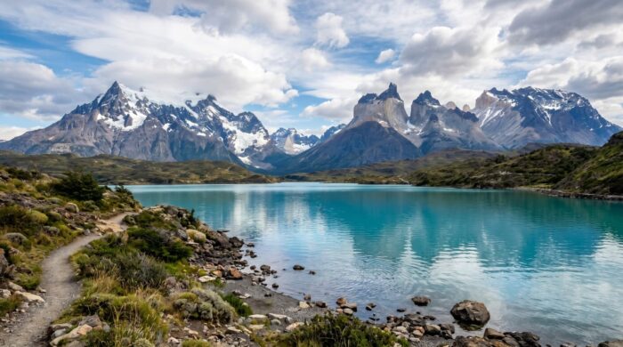 Chile Torres del Paine Nationalpark — Granit-Gipfel und türkisblauer Lago Pehoé in Patagonien