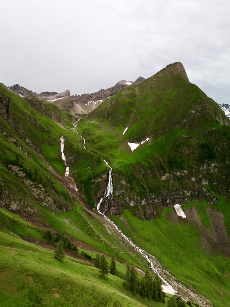 Wasserfall und Bergwiesen