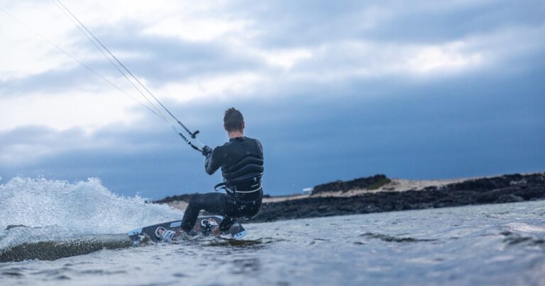 Kitesurfen Anfänger: Anfänger Guide mit Ausrüstung & Spots