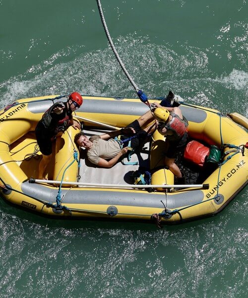 Landung im Rettungsboot nach dem Bungee-Sprung