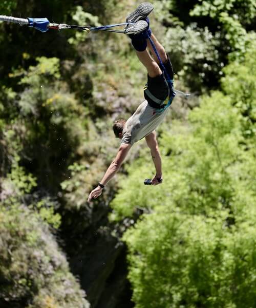 Im freien Fall über dem Kawarau River