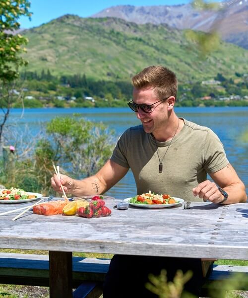 Lunch am See in Queenstown mit Bergpanorama