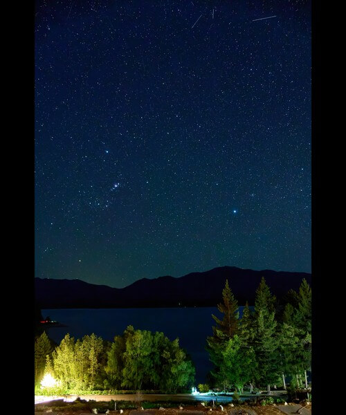 Sternenhimmel über dem See in Neuseeland