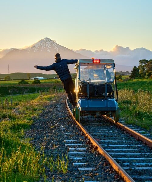 Rail Cart vor Mount Taranaki bei Sonnenuntergang