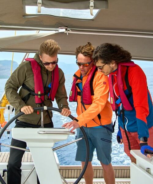 Segelcrew mit Rettungswesten