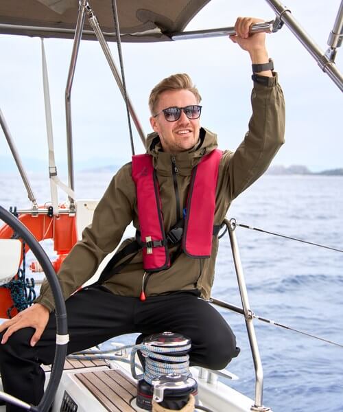 Max Haase auf einer Segelyacht