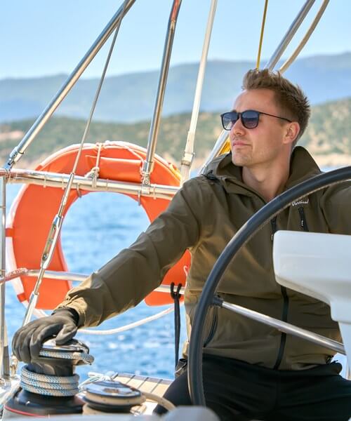 Max am Steuer der Segelyacht