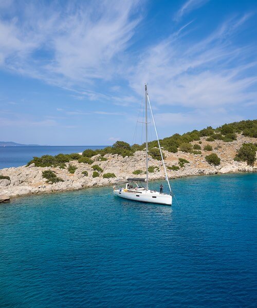 Segelboot in einer Bucht in Griechenland