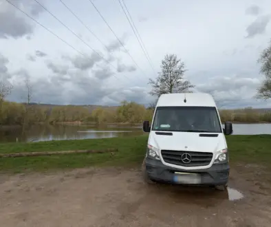 Mercedes Sprinter Camper am Weserufer