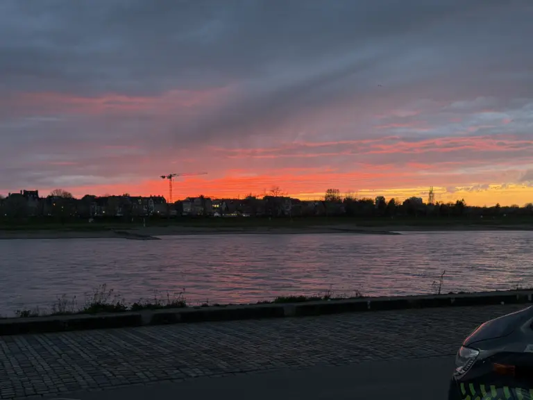 Sonnenuntergang über dem Rhein Düsseldorf