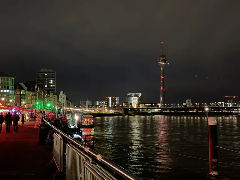 Rheinuferpromenade Düsseldorf am Abend