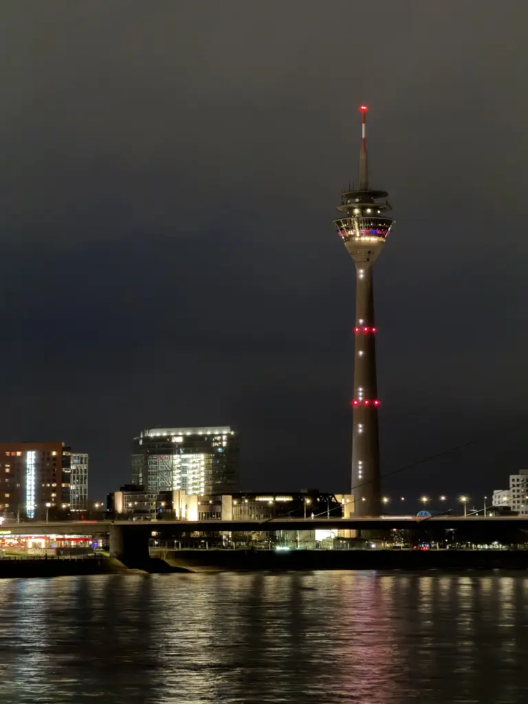Rheinturm Düsseldorf bei Nacht