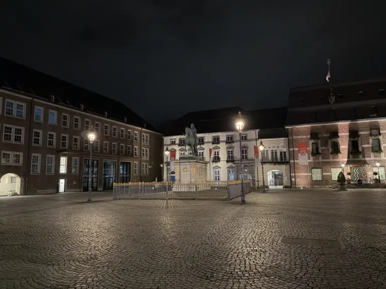 Marktplatz Düsseldorf mit Jan-Wellem-Denkmal