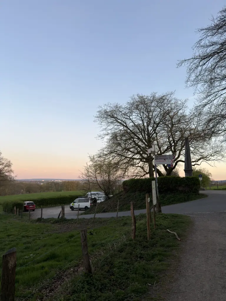 Feldweg im Weserbergland bei Sonnenuntergang