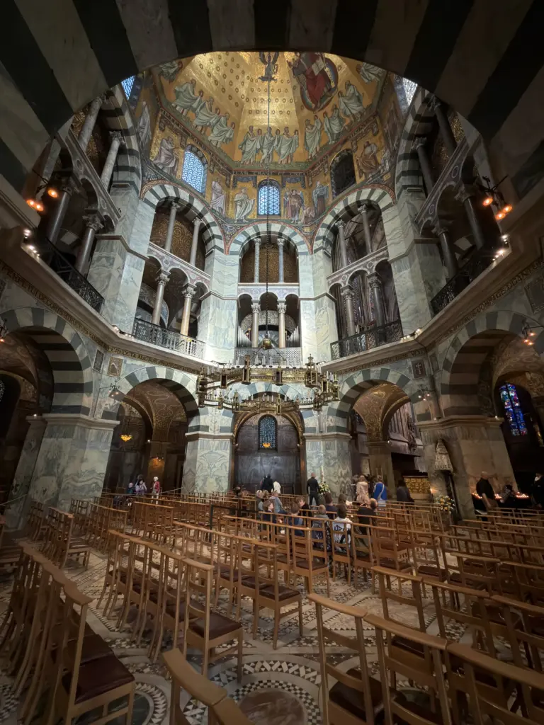 Aachener Dom Innenraum mit Bestuhlung