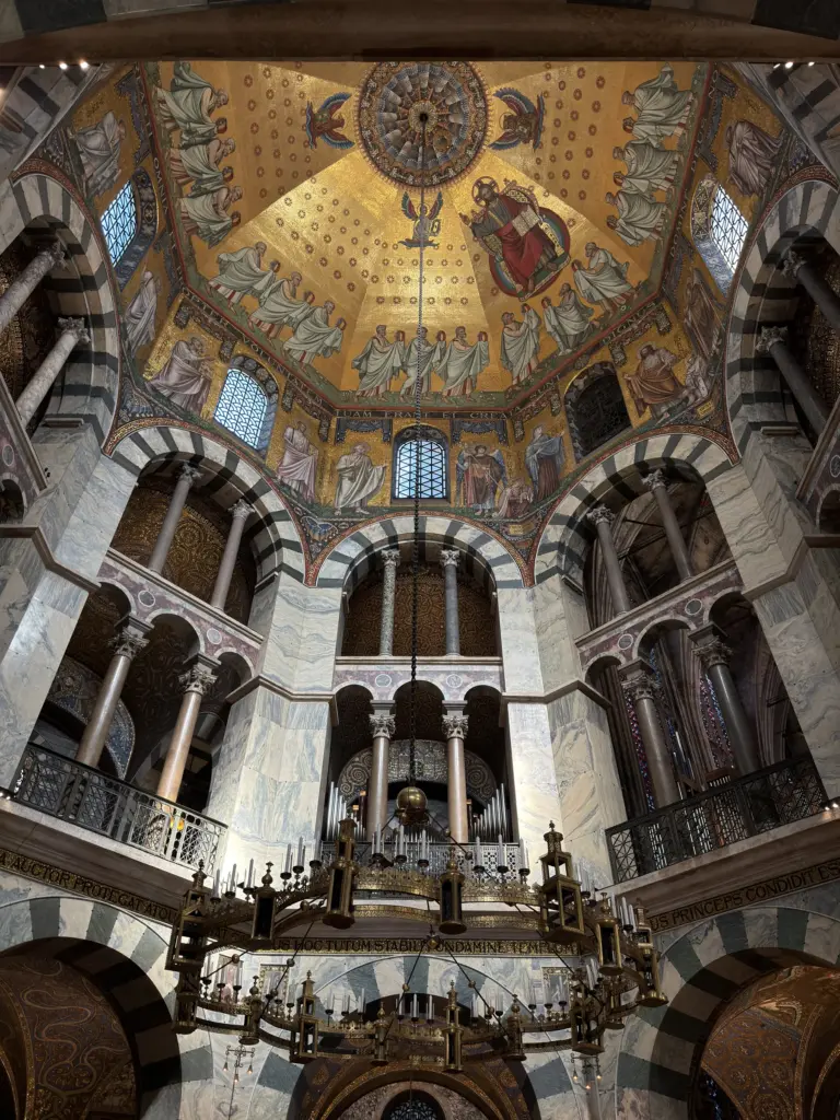 Goldenes Kuppelmosaik im Aachener Oktogon