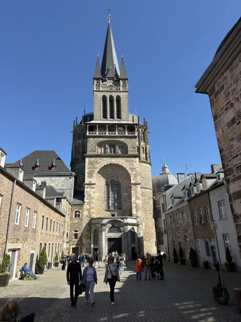 Aachener Dom aus der Altstadtgasse