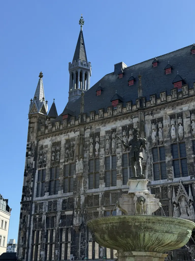 Aachener Rathaus mit Karlsbrunnen