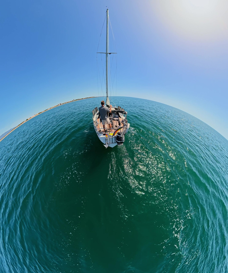 Tiny-Planet-Aufnahme mit der Insta360 X6 vom Segelboot