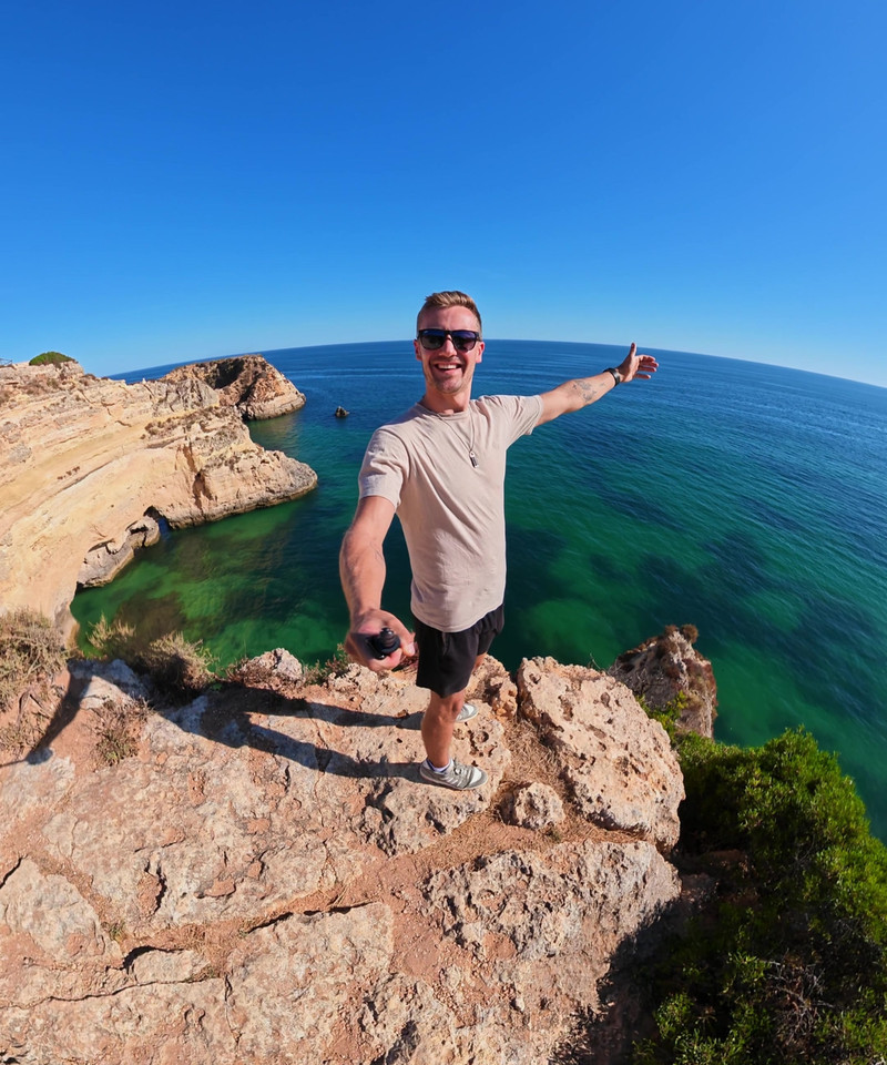 Selbstaufnahme mit der Insta360 X6 an der Algarve-Klippe