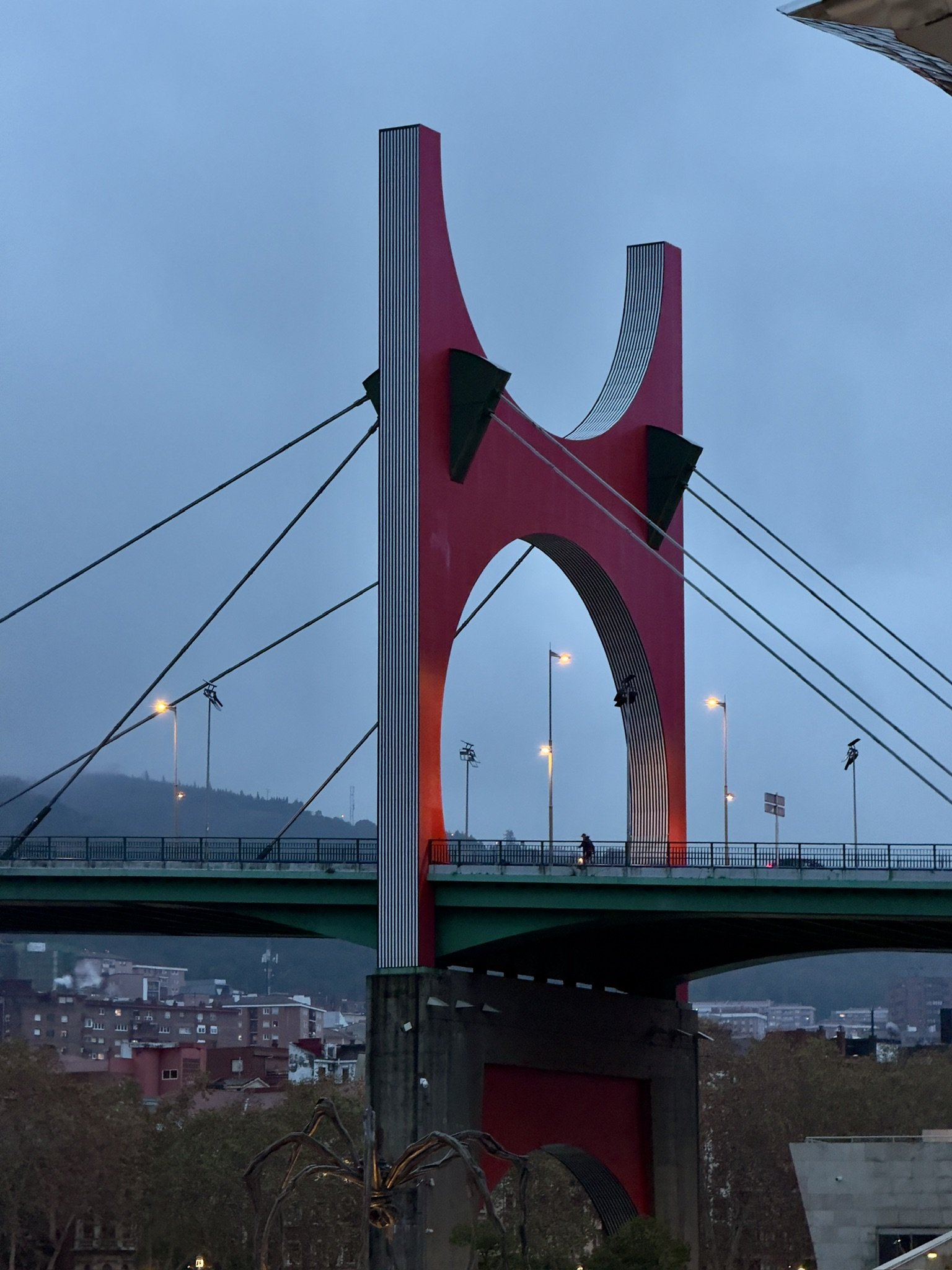 Roter Bogen der La-Salve-Brücke über dem Fluss Nervión in Bilbao