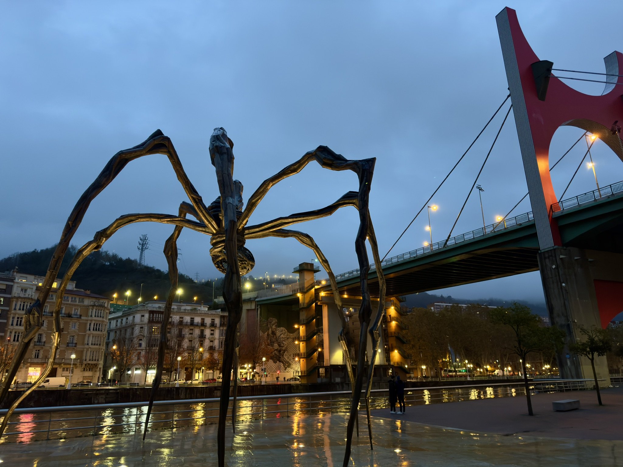 Spinnenskulptur Maman von Louise Bourgeois vor der roten La-Salve-Brücke in Bilbao