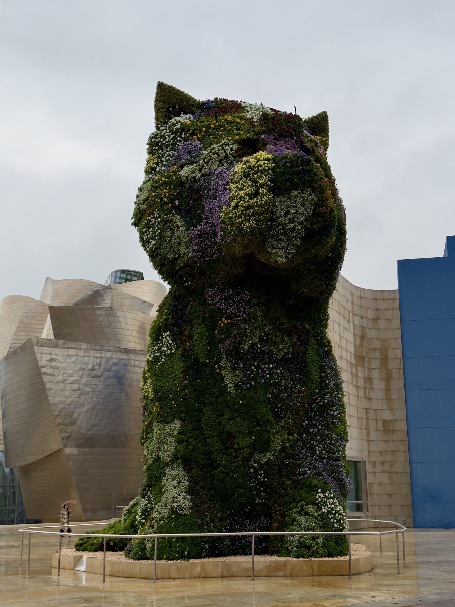 Blumenskulptur Puppy von Jeff Koons vor dem Guggenheim-Museum Bilbao