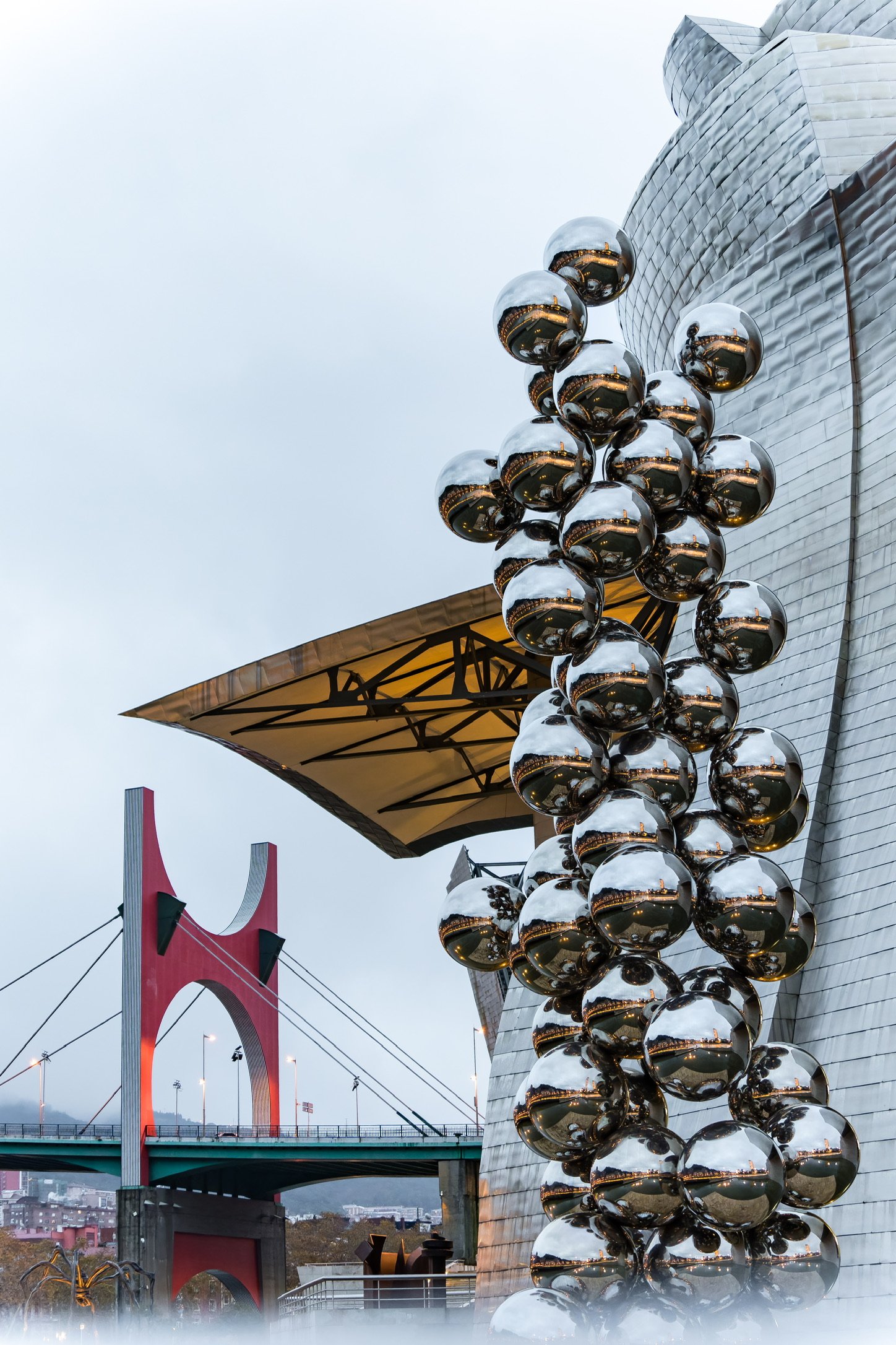 Skulptur aus spiegelnden Stahlkugeln neben dem Guggenheim-Museum Bilbao