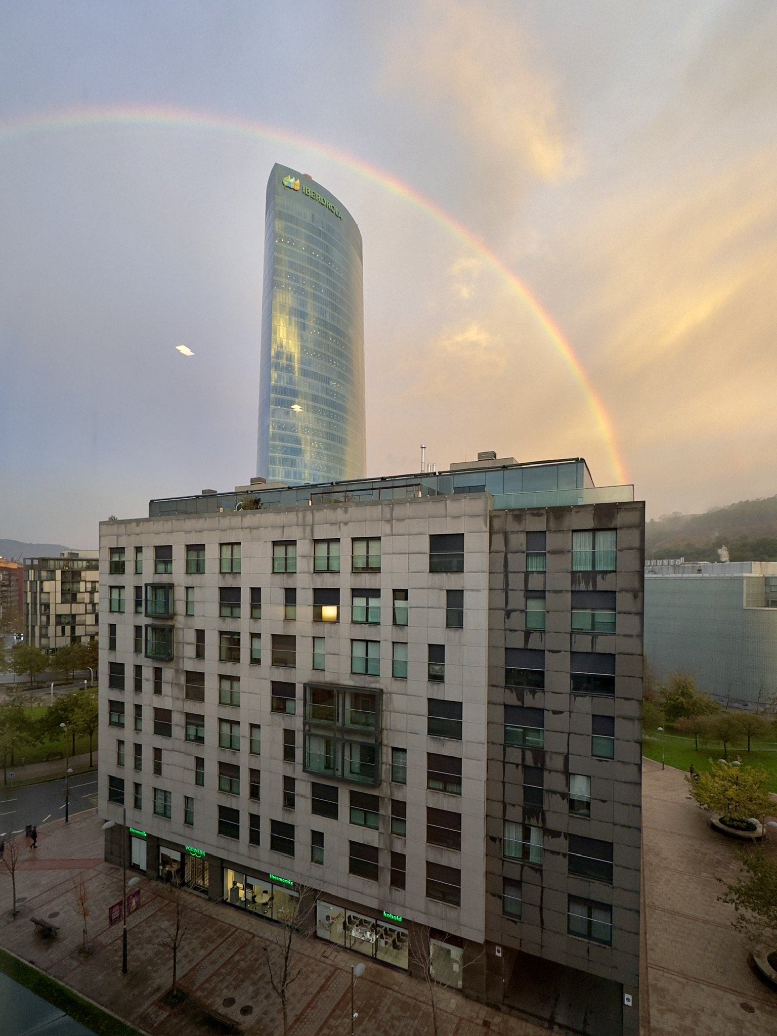 Regenbogen über dem Iberdrola-Turm in Bilbao