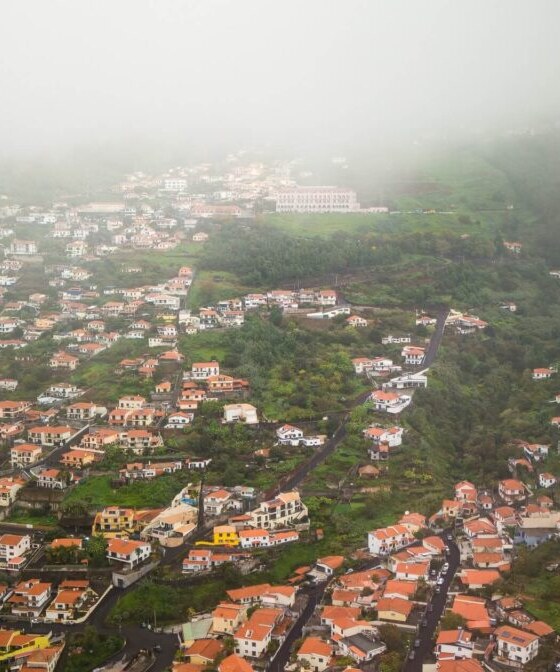 Village dans la brume à Madère vu depuis un drone