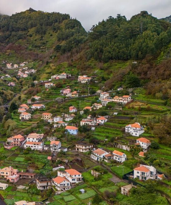 Bergdorf mit Terrassenfeldern auf Madeira aus der Drohne