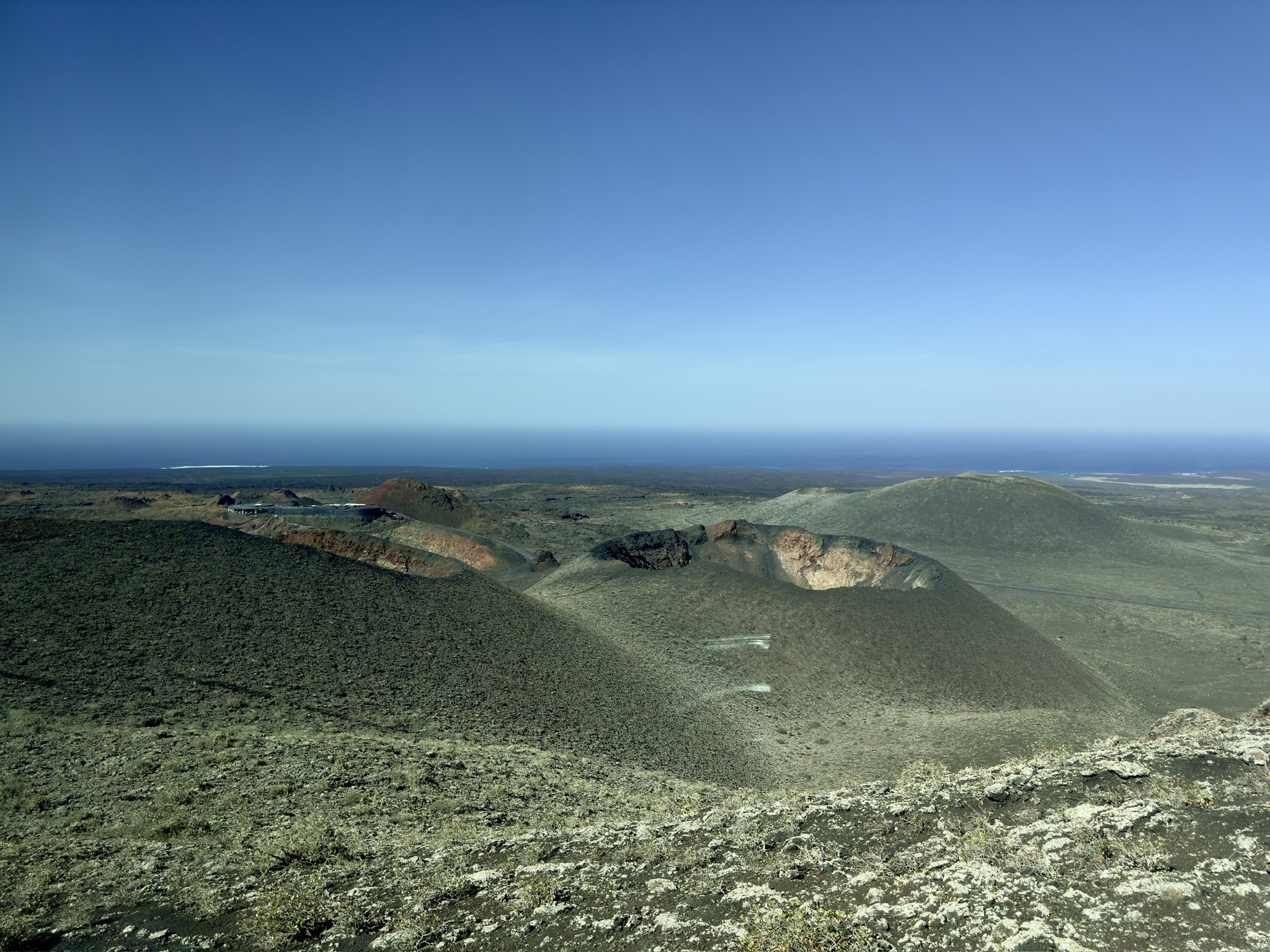 Vulkankrater und flechtenbewachsene Lavafelder auf Lanzarote